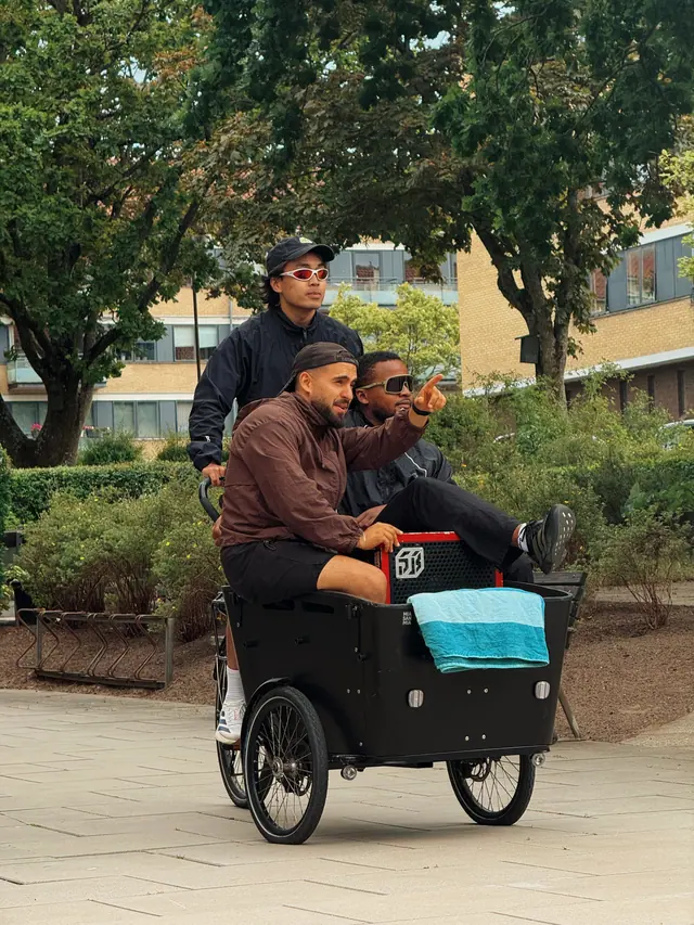 Riding a cargo bike to the start